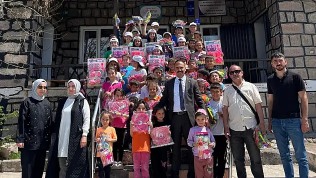 MHP İlçe Başkanlığından çocuklara anlamlı jest