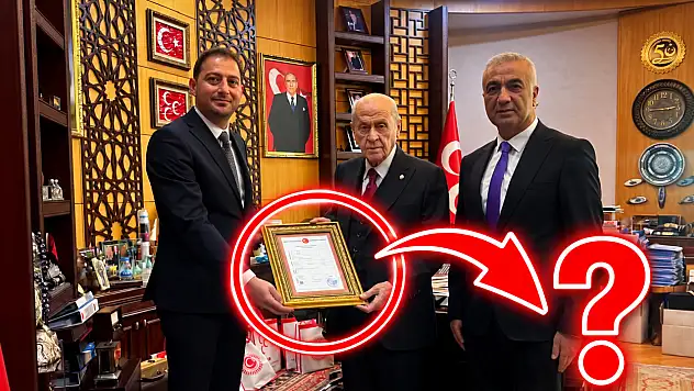 MHP'li Başkan Ankara'da! Hangi mülkün tapusu Bahçeli'ye verildi?
