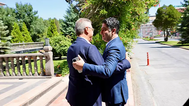 MHP'li Özdemir'i örnek gösteren Akay,  diğer siyasilere gönderme yaptı
