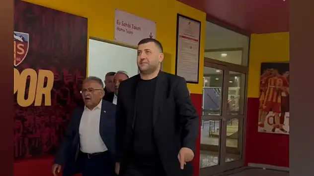 MHP'li vekil maç sonrası soluğu soyunma odasında aldı! Kırmızı kart gören Kayserisporlu futbolcuyla görüştü