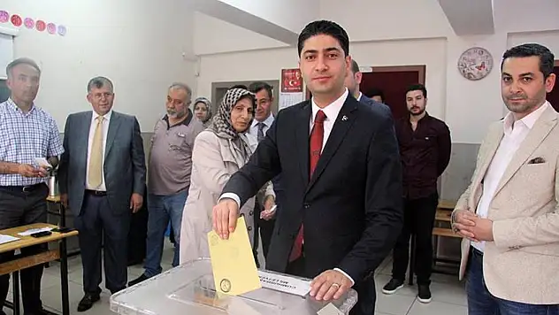 MHP Milletvekili Adayı İsmail Özdemir Oyunu Ailesi İle Birlikte Kullandı