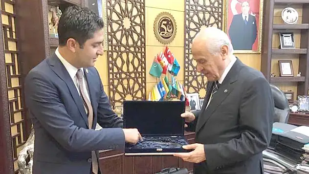 MHP Kayseri Milletvekili, Bahçeli'ye silah hediye etti!
