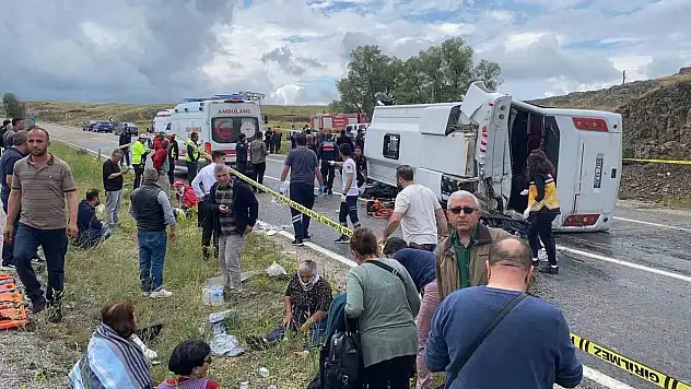 Midibüs şarampole devrildi: Ölü ve çok sayıda yaralı var