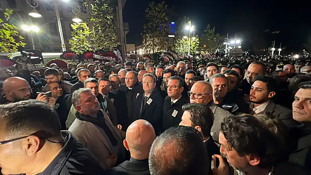 Milletvekili Ersoy'dan, memleketinde protesto edilen Özgür Özel açıklaması