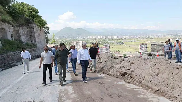 Çöken 30 yıllık duvarın yerine modern istinat duvarı yapılıyor!