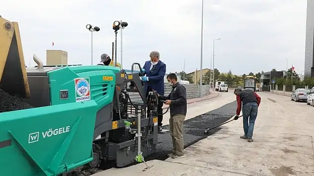 Mini asfalt makinası ile Melikgazi'de asfaltsız yol kalmayacak