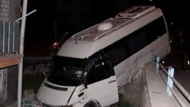 MİNİBÜS BAHÇE İLE DUVAR ARASINDA ASILI KALDI: 2 YARALI 