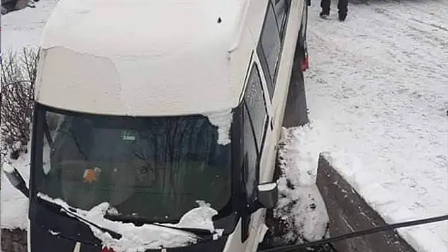Duvar sayesinde kurtuldu...Asılı kaldı!