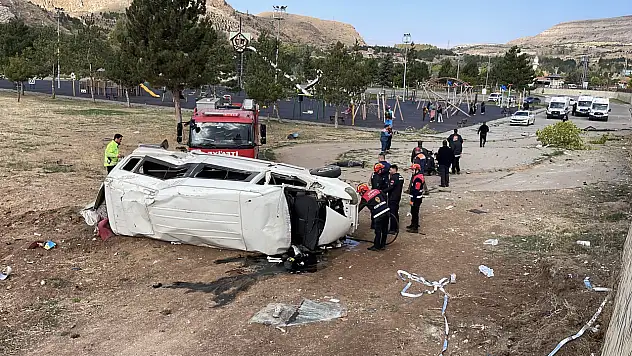 Minibüs duvardan aşağı devrildi! Yaralılar var