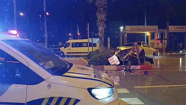 Minibüs ile otomobil çarpıştı