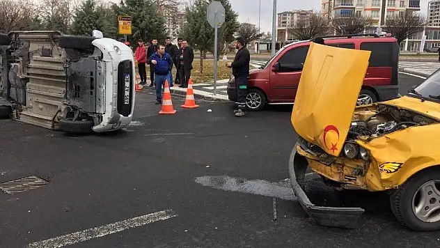 MİNİBÜS İLE OTOMOBİL ÇARPIŞTI: 3 YARALI