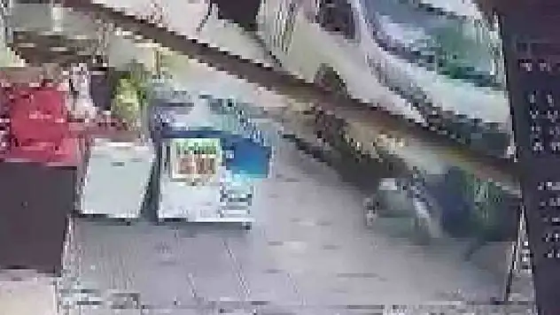 Minibüs kaldırıma çıktı, 2 kişi yaralandı
