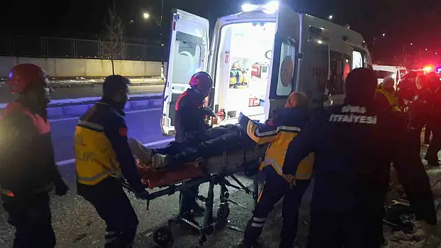 Minibüs park halindeki otomobile çarptı