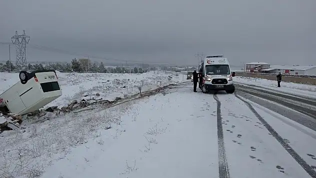 Minibüs şarampole devrildi: 2 yaralı