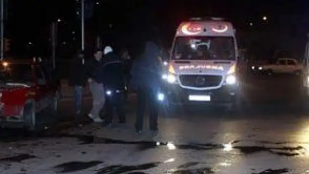MİNİBÜSLE OTOMOBİL ÇARPIŞTI: 4 YARALI