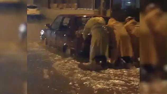 Minibüste 4 kişi mahsur kaldı