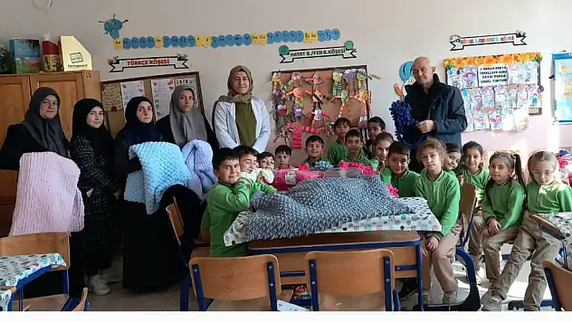 Minik ellerin ördüğü atkılar hastaların yüreğini ısıttı