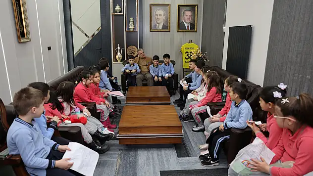 Minik öğrencilerden Başkana ziyaret