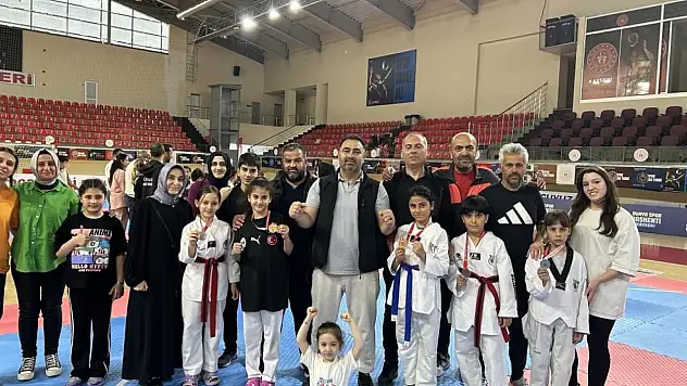 Minik taekwondocular yarıştı
