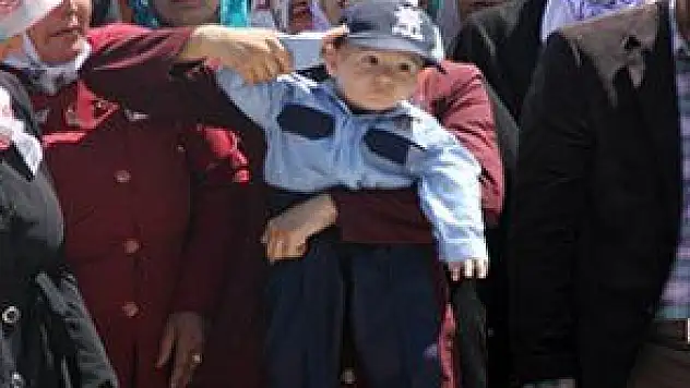 MİNİK YUSUF BABASINI POLİS SELAMIYLA UĞURLADI