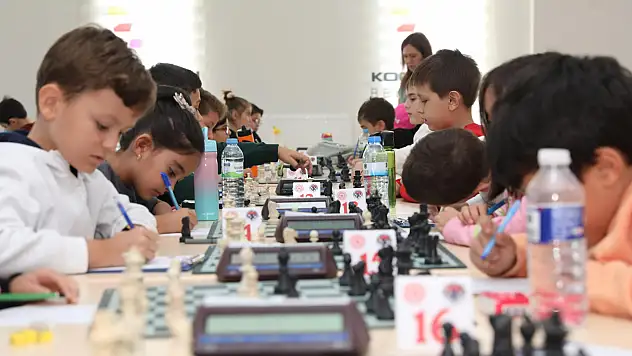 Minik zihinler satrançta kapıştı