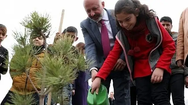 Minikler Başkan Çolakbayrakdar ile fidan dikti
