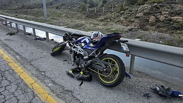 Motosiklet bariyerlere çarptı