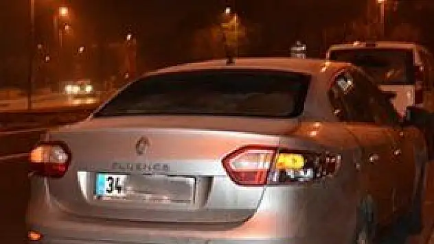 MOTOSİKLET OTOMOBİLE ÇARPTI: 1 YARALI