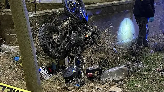 Motosikletle otomobil çarpıştı: Ölü ve yaralılar var