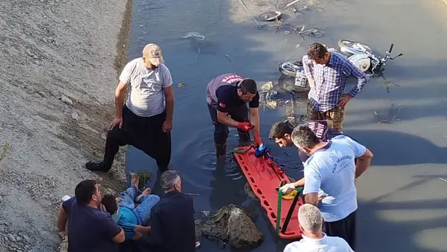 Motosiklet sulama kanalına uçtu: 2 kişi...