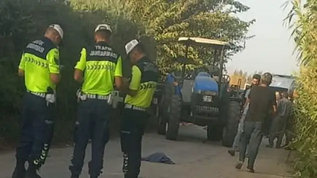 Motosiklet sürücüsü traktöre arkadan çarparak can verdi!