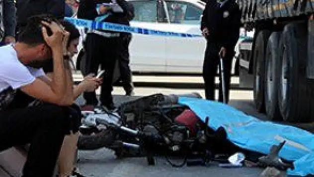  MOTOSİKLET TIR'IN ALTINDA KALDI: 1 ÖLÜ, 1 YARALI