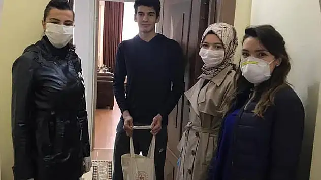 Murat Eskici evlerinde kalan sporculara malzeme dağıttı