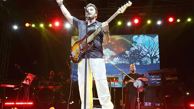 Mustafa Ceceli KUMSmall AVM'de konser verdi