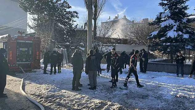 Müstakil evde alevler yükseldi: Yaşlı adam mahsur kaldı