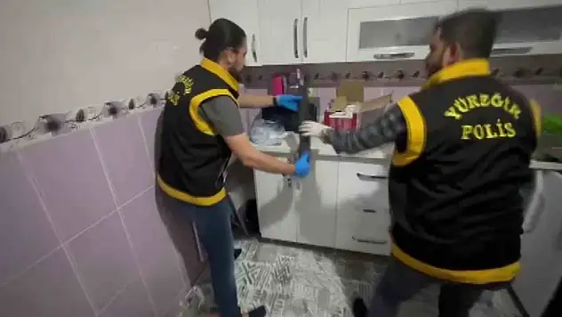 Polis mutfak dolabında cephanelik buldu
