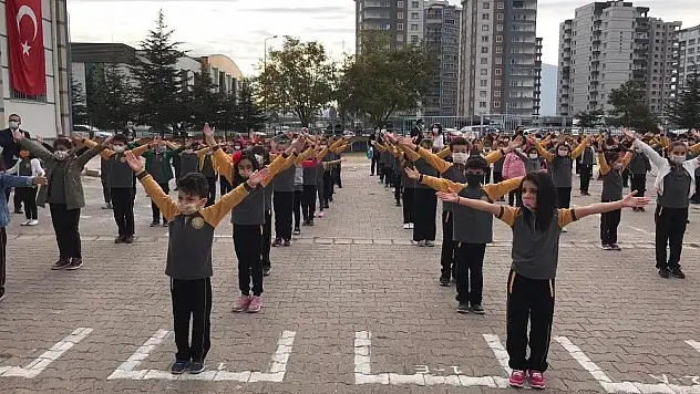 Müzik öğretmeninden öğrencilere 'Maskeni Tak' bestesi
