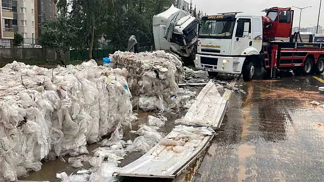 Naylon atık yüklü tır bariyerlere çarptı