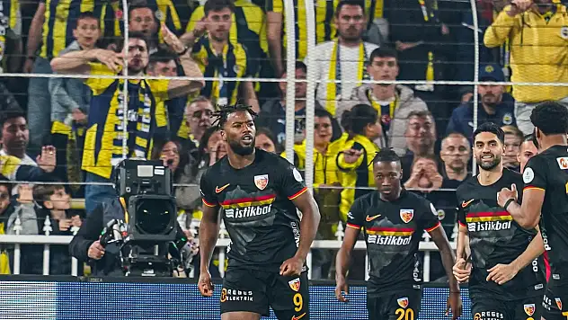 Nazon 7. golünü Fenerbahçe'ye attı