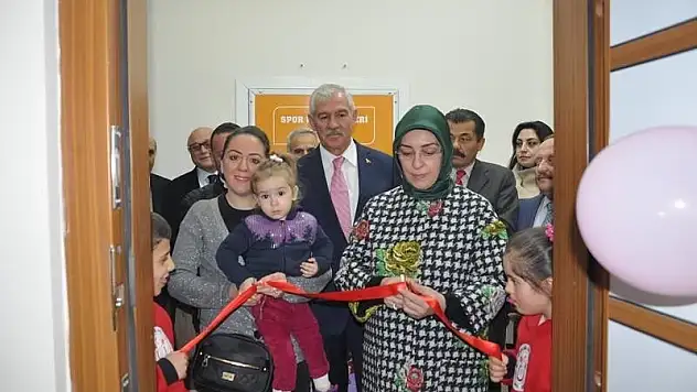 Neşe Özhaseki karne dağıttı