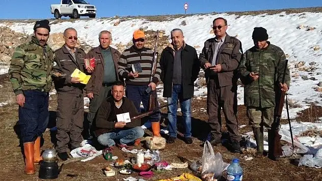 Nesli tükenmekte olan Saka kuşunu avlayan 3 kişi yakalandı