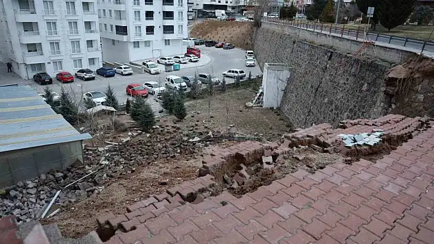 15 metrelik istinat duvarı çöktü!