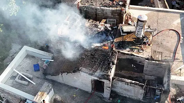Bir apartmanın çatı katında yangın