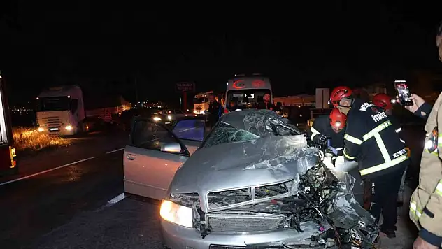 Nevşehir'de otomobil tıra çarptı: 2 ölü