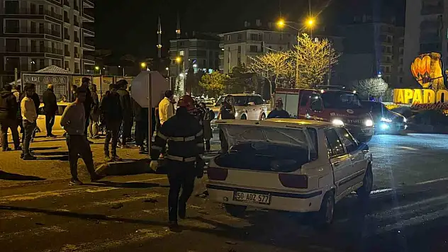 İki otomobil çarpıştı: 4 yaralı