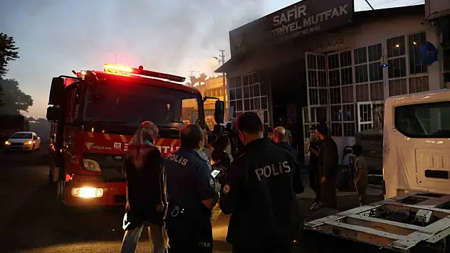 İş yeri yangını paniğe neden oldu
