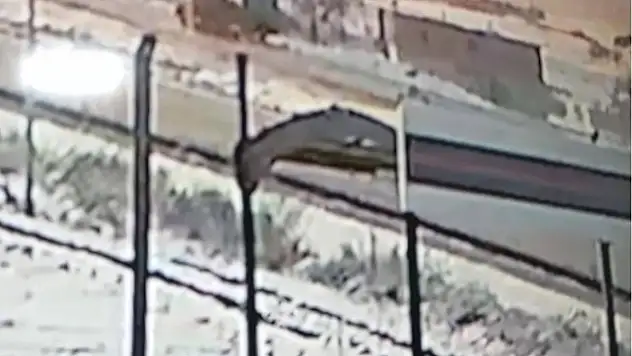 Kayganlaşan yolda tır şarampole devrildi