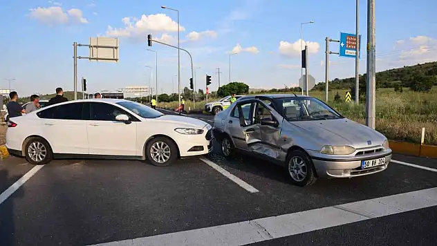 Kırmızı ışık ihlali zincirleme kazaya neden oldu