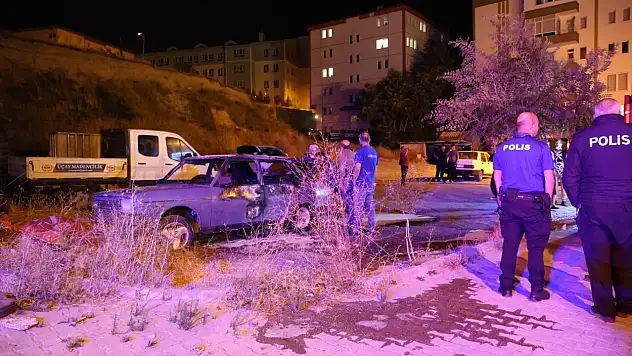 Nevşehir'de park halindeki otomobil bir anda alevlere teslim oldu!