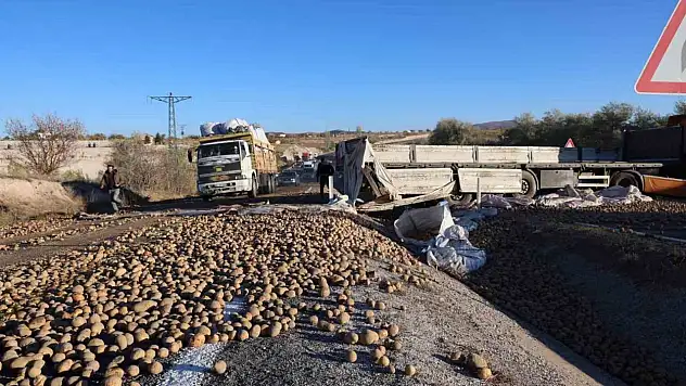TIR devrildi: 30 ton patates yola saçıldı